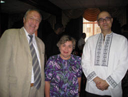 1. Директор Інституту мистецтвознавства, етнографії та фольклору імені К.Крапиви НАН Білорусі, член-кор.О.І.Локотко, завідувач відділу мистецтва та народної творчості зарубіжних країн ІМФЕ ім.М.Т.Рильського НАН України, проф.Л.К.Вахніна, проф.Д. Маркес (Португалія) в українській сорочці з Києва